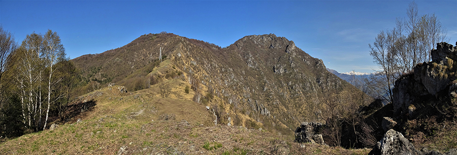 Vista panoramica dalla cimetta 'Il Pizzo' (921 m) situata sull'alto del percorso della linea tagliafuoco del Monte Zucco